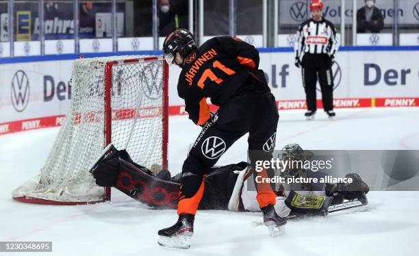 December 2020, Lower Saxony, Wolfsburg: Ice hockey: DEL, Grizzlies Wolfsburg - Kölner Haie, Hauptrunde, Hauptrunde games, Matchday 4: Cologne goalie...