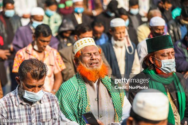 Muslims offer prayers during the funeral of Syed Mahbub-e-Khuda Dewanbagi, a sufi spiritual guide and the founder of Dewanbagh Darbar Sharif, in...