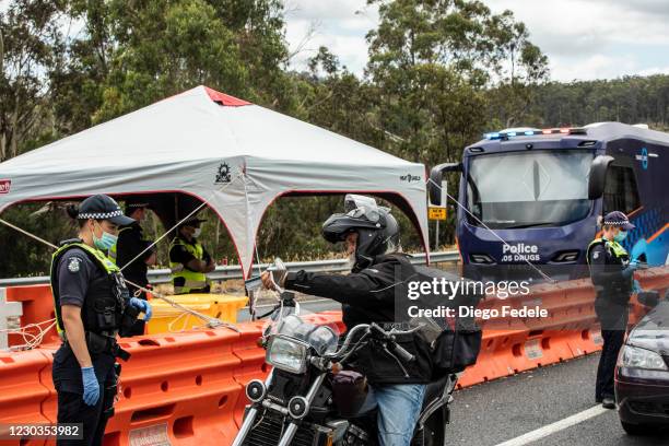 Checkpoint Officers Border South Australian Borders Photos and Premium High Res Pictures - Getty ...