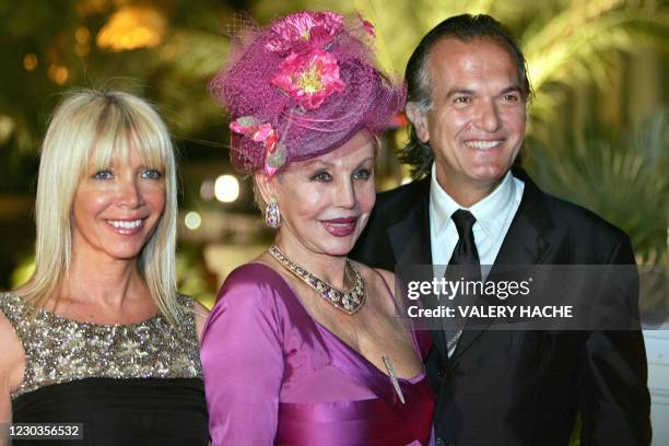 Camille et Charles de Bourbon des Deux-Siciles posent avec la Baronne Marianne Brandstetter , ancienne participante à l'émission "La Ferme des...