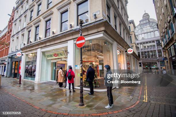 Branch Queue 7,183 Queue In Bank Stock Photos, High-Res Pictures, and Images - Getty ...