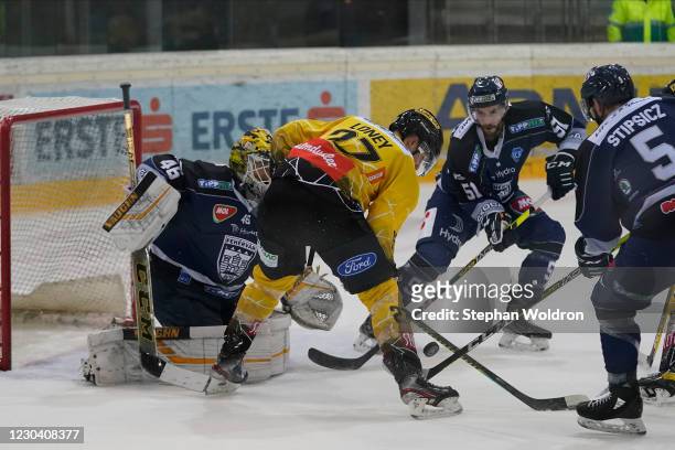 Jaroslav Janus of Fehervar, Ty Loney of Vienna, Timothy Campbell of Fehervar and Bence Stipsicz of Fehervar during the Bet-at-home Ice Hockey League...