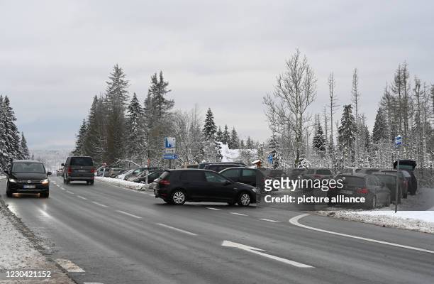 January 2021, Lower Saxony, Oderbrück: Cars drive on a parking lot at the federal highway 242 between Torfhaus and Braunlage. Photo: Swen Pförtner/dpa
