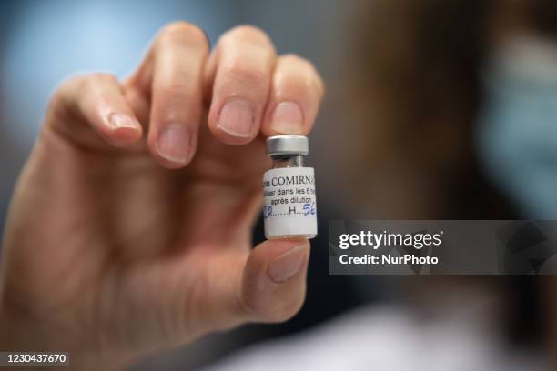 The First Injection Shot Séniors Photos and Premium High Res Pictures - Getty Images