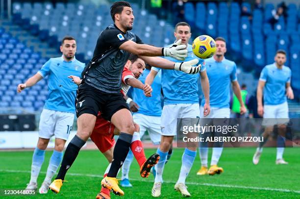 Lazio's Albanian goalkeeper Thomas Strakosha and Fiorentina's Italian midfielder Giacomo Bonaventura go for the ball during the Italian Serie A...
