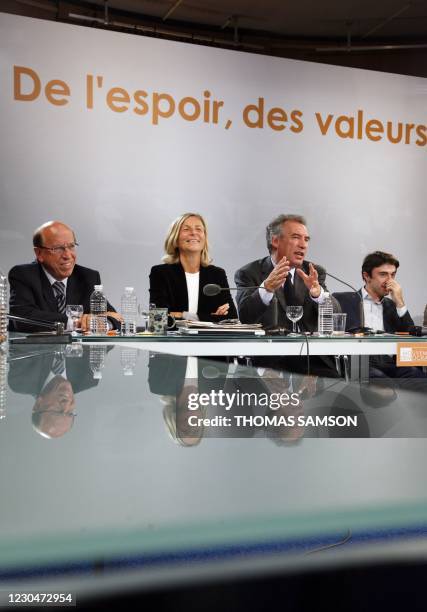 Le président du Mouvement démocrate François Bayrou s'exprime lors d'une conférence de presse, le 29 septembre 2010 à Paris, pour présenter son...