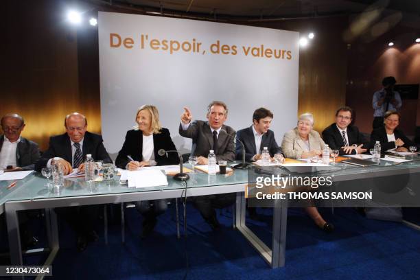 Le président du Mouvement démocrate François Bayrou s'exprime lors d'une conférence de presse, le 29 septembre 2010 à Paris, pour présenter sa...