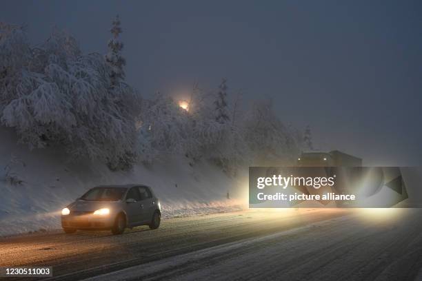 January 2021, Lower Saxony, Torfhaus: Cars drive on the federal road 4 in the Harz mountains. In view of the partly enormous rush of visitors in the...