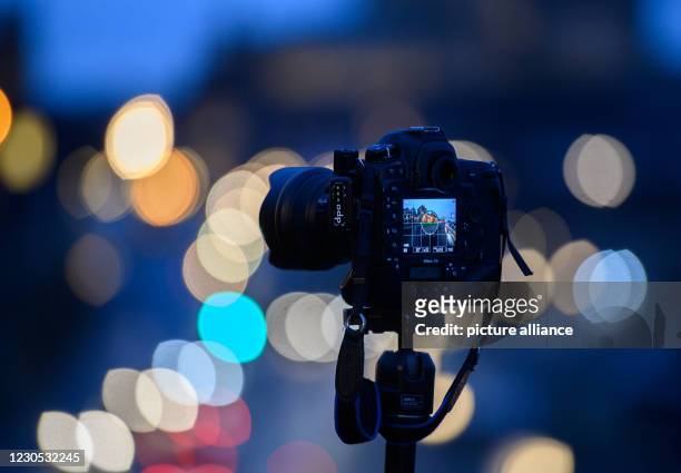 January 2021, Saxony, Dresden: On the display of a digital reflex camera, the motif of the deserted Brühl Terrace in front of the Academy of Fine...