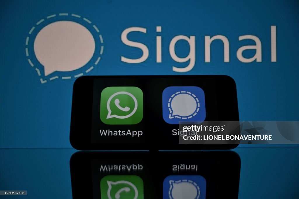 FRANCE-US-INTERNET-WHATSAPP-SIGNAL