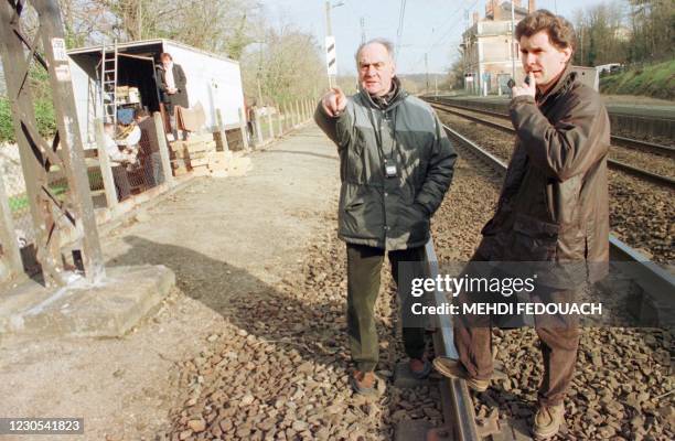 Le juge d'instruction du tribunal de Châteauroux , Jean Dematteis, s'entretient, le 14 janvier 2000 sur les voies de la gare de Chabenet, avec le...