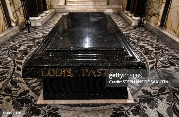 Picture taken on December 22, 2020 shows the grave of the French scientist Louis Pasteur in the crypt of the Pasteur museum, located in the Institut...