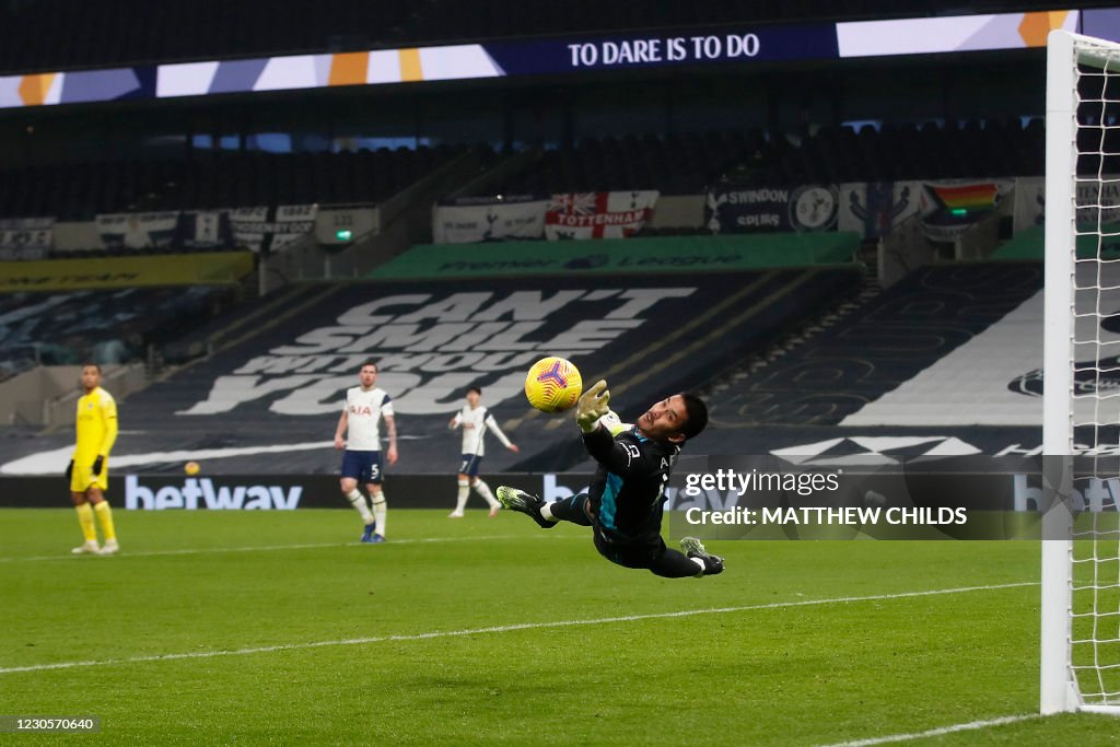 FBL-ENG-PR-TOTTENHAM-FULHAM