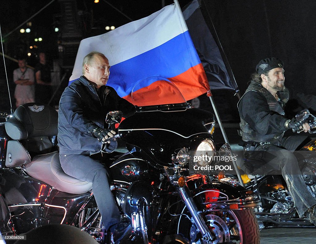 Russian Prime Minister Vladimir Putin (L