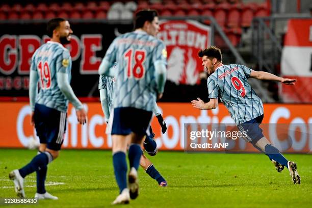 Klaas Jan Huntelaar of Ajax heeft de 2-1 gescoord tijdens de Nederlandse Eredivisie-wedstrijd tussen FC Twente en Ajax in Stadion De Grolsch Veste op...