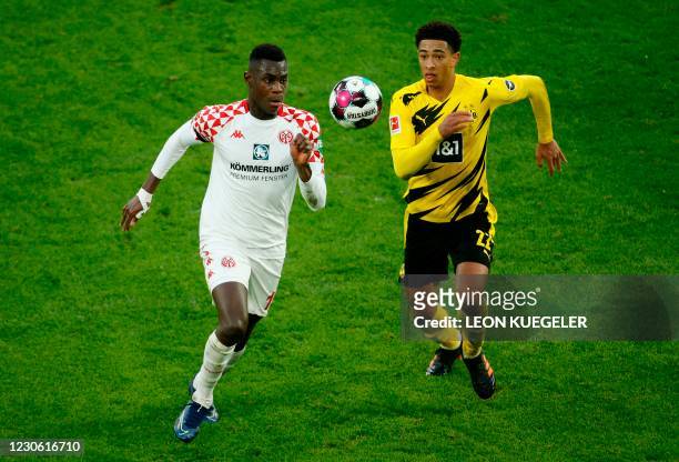 Mainz' French defender Moussa Niakhate and Dortmund's English midfielder Jude Bellingham vie for the ball during the German first division Bundesliga...