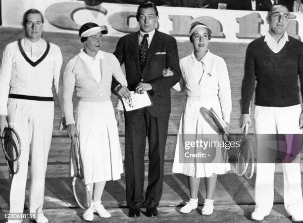 German tennis players Gottfried von Cramm, Paula von Reznicek, Gustav Jaenecke, Cilly Aussem and Daniel Prenn pose in the 30s.