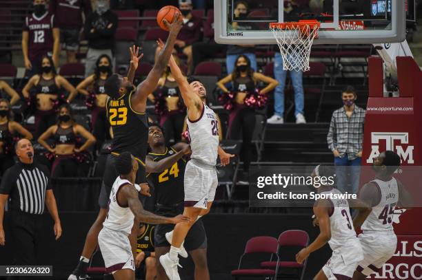 Missouri Tigers forward Jeremiah Tilmon and Texas A&M Aggies guard Andre Gordon fight for a rebound during the basketball game between the Missouri...