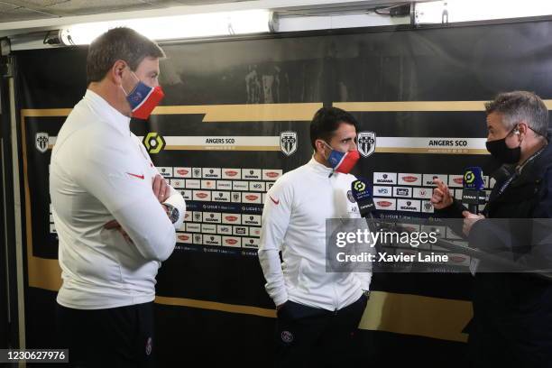 Assistant coach Miguel D'Agostino and head coach Jesus Perez of Paris Saint-Germain react before the Ligue 1 match between Angers SCO and Paris...