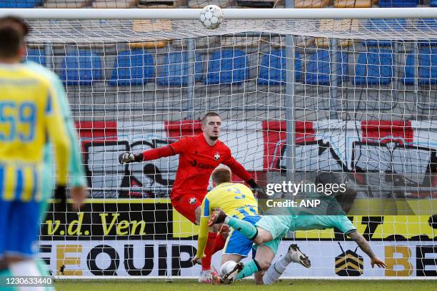 Jorn Brondeel of Willem II, Melle Meulensteen of RKC Waalwijk, Pol Llonch of Willem II tijdens de Nederlandse Eredivisie-wedstrijd tussen RKC...