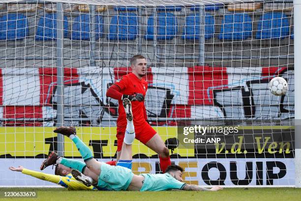 Melle Meulensteen of RKC Waalwijk, Pol Llonch of Willem II, Jorn Brondeel of Willem II tijdens de Nederlandse Eredivisie-wedstrijd tussen RKC...