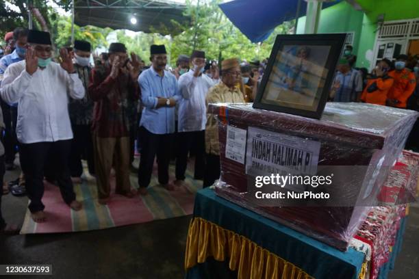 Victim of the Sriwijaya Air SJ 182 flight accident on the Jakarta-Pontianak route, Indah Halima Putri arrived at her residence and was buried near...