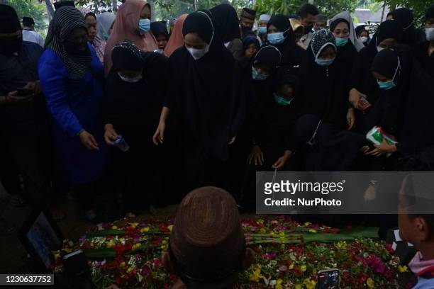 Victim of the Sriwijaya Air SJ 182 flight accident on the Jakarta-Pontianak route, Indah Halima Putri arrived at her residence and was buried near...