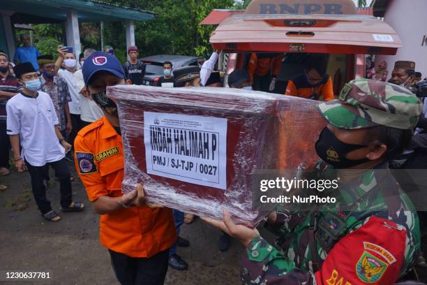 Victim of the Sriwijaya Air SJ 182 flight accident on the Jakarta-Pontianak route, Indah Halima Putri arrived at her residence and was buried near...