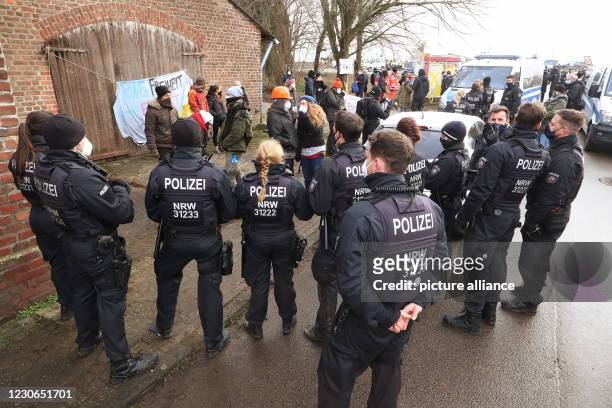January 2021, North Rhine-Westphalia, Erkelenz: Police cordon off a street in Lützerath. Accompanied by protests from lignite opponents, excavators...