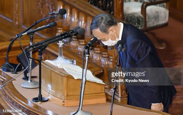 Japanese Prime Minister Yoshihide Suga apologizes at a House of Representatives plenary session in Tokyo on Jan. 18 for making what turned out to be...