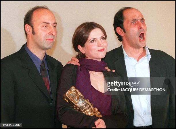 Le réalisateur de "Un air de famille", Cédric Klapisch , pose avec ses deux sc�énaristes Agnès Jaoui et Jean-Pierre Bacri, qui ont obtenu, le 08...