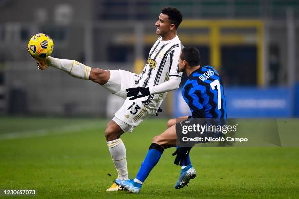 Danilo Luiz da Silva of Juventus FC is challenged by Alexis Sanchez of FC Internazionale during the Serie A football match between FC Internazionale...