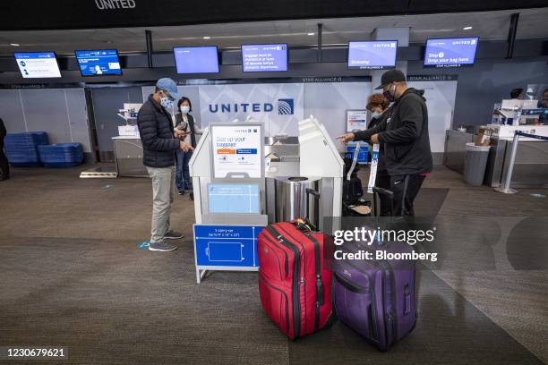 Universal Check In Us United Airlines Check In Photos and Premium High Res Pictures ...