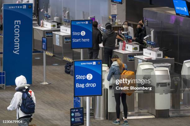 Universal Check In Us United Airlines Check In Photos and Premium High Res Pictures ...