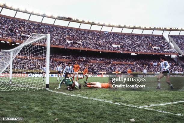 Ubaldo Fillol of Argentina and Rob Rensenbrink of Netherlands during the FIFA World Cup Final match between Argentina and Netherlands, at Estadio...