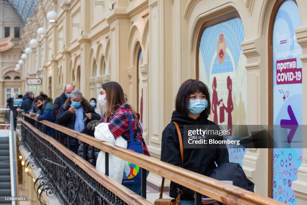 Covid-19 Vaccinations Offered to Russian Shoppers