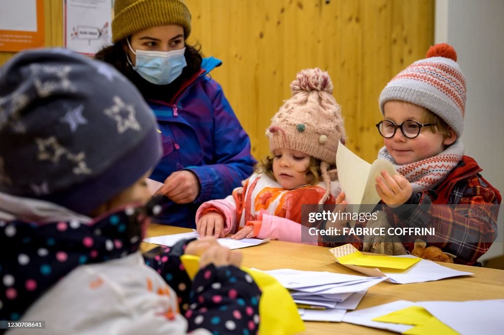 SWITZERLAND-DEMOCRACY-VOTING-CHILDREN-EDUCATION