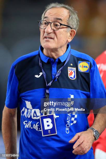 Croatia Head coach Lino Cervar gestures during the 27th IHF Men's World Championship Group II match between Croatia and Bahrain at Cairo Stadium...