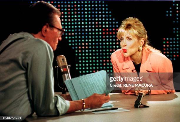 Gennifer Flowers blows a kiss to talk show host Larry King during her live interview on CNN's Larry King Live show in Hollywood, CA 23 January....