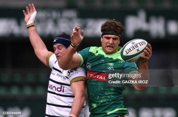 Pau's New-Zealander number 8 Luke Whitelock grabs the ball in a line out during the French Top 14 rugby union match between Section Paloise and CA...
