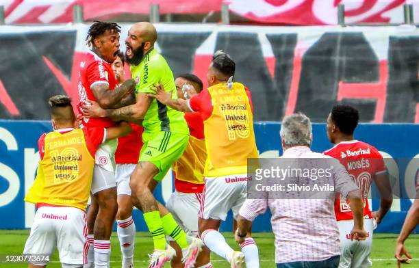 Abel Hernandez of Internacional celebrates with teammates after scoring the first goal of their team during the match against Gremio as part of...