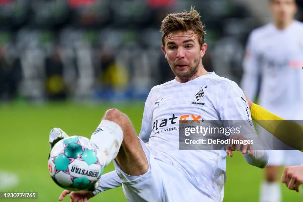 Christoph Kramer of Borussia Moenchengladbach controls the ball during the Bundesliga match between Borussia Moenchengladbach and Borussia Dortmund...