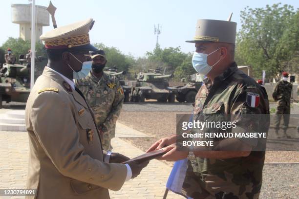 Abakar Abdelkérim , chief of general staff of the Chadian army, talks with General Jean-Pierre Perrin , commander of the French forces in Gabon, at...