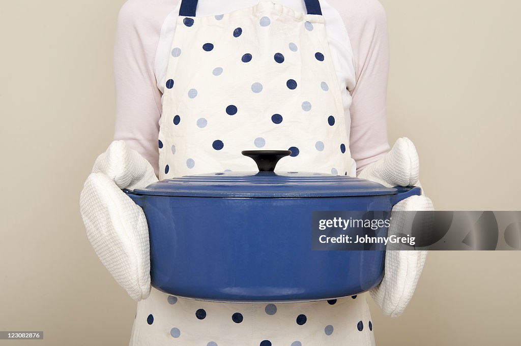 Große blaue Auflaufgericht