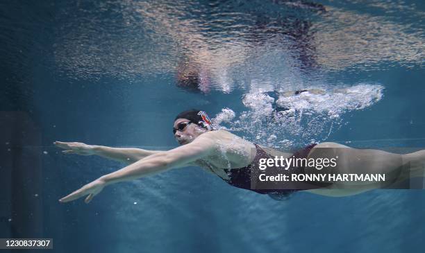 Aliena Schmidtke of SC Magdeburg, member of the German national team, swims in a flow passage during a technique analysis at the Institute for...