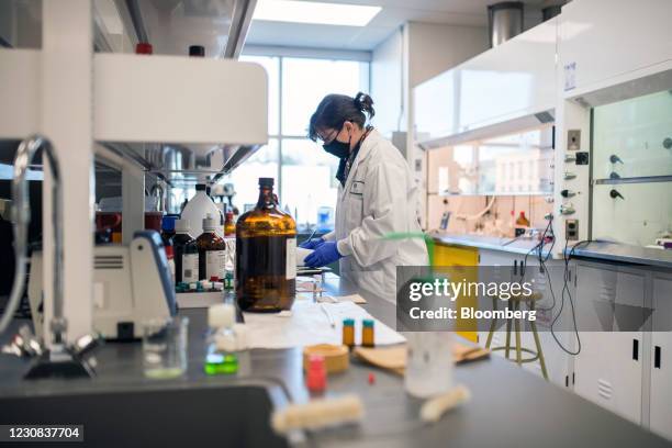 Science Labmask Scientist In Lab Mask Photos and Premium High Res Pictures - Getty Images