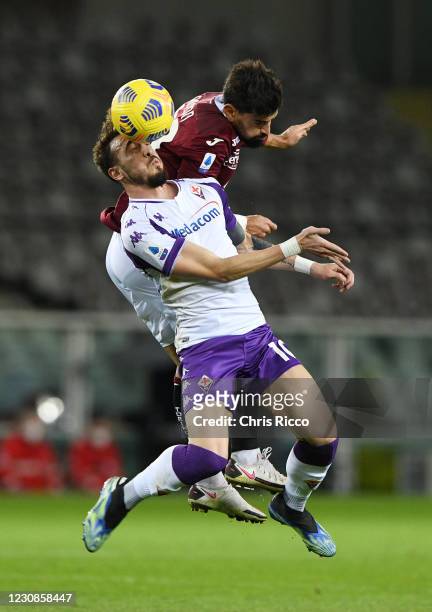 Tomas Rincon of Torino FC battles for the ball with Gaetano Castrovilli of ACF Fiorentina during the Serie A match between Torino FC and ACF...