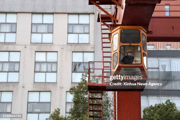 Jan. 29, 2021 -- Sun Hong operates a crane on a project of the subway Line No.5 in Hefei, capital of east China's Anhui Province, Jan. 28, 2021. Jia...