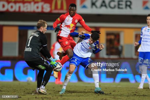 Patson Daka of Salzburg, Manfred Gollner of Hartberg and Rene Swete of Hartberg during the Tipico Bundesliga match between TSV prolactal Hartberg and...