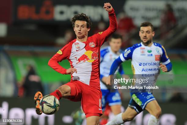 Brenden Russell Aaronson of Salzburg and Juergen Heil of Hartberg during the Tipico Bundesliga match between TSV prolactal Hartberg and FC Red Bull...